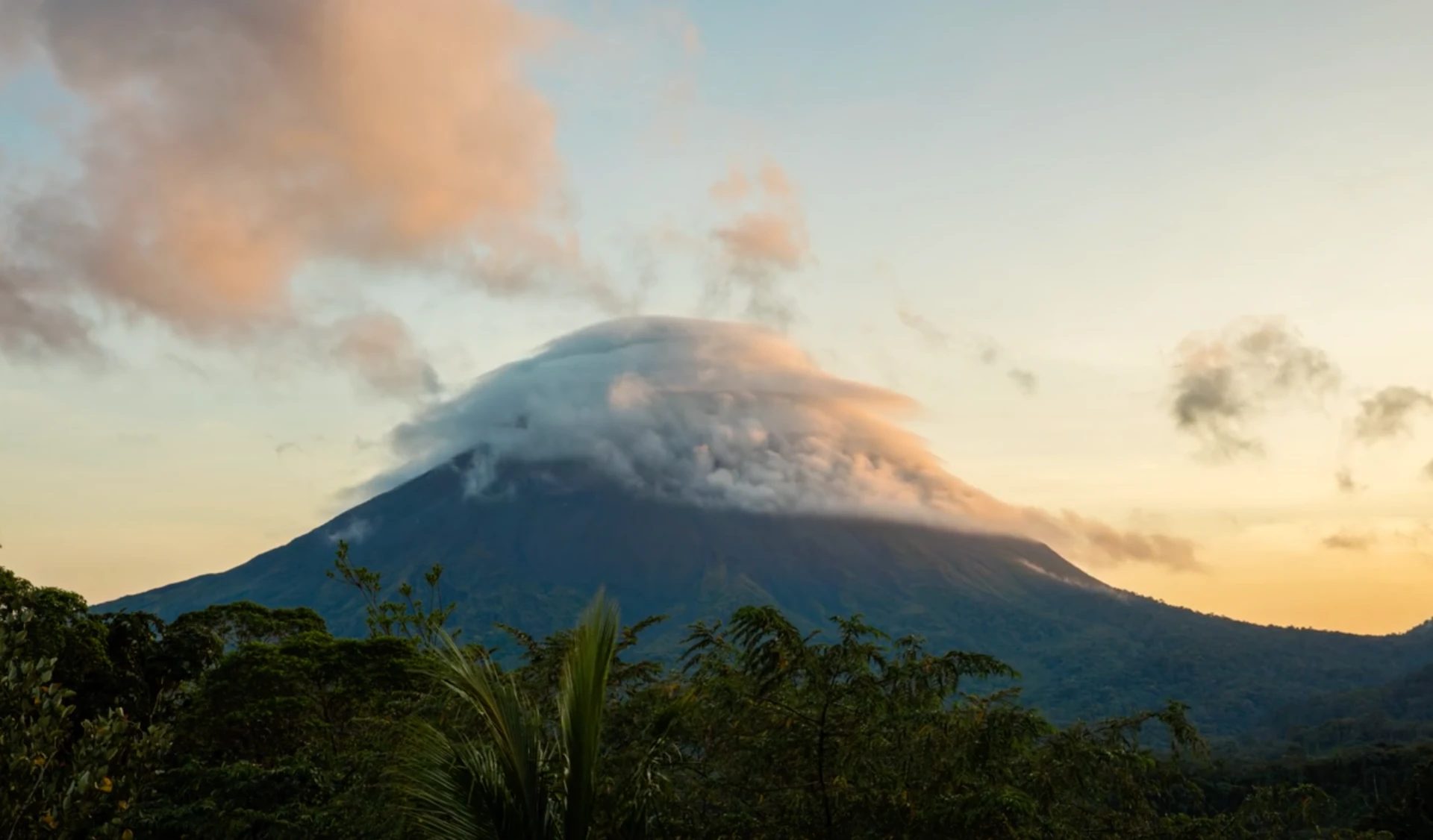 Volcán de Costa Rica al atardecer